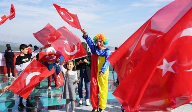 Minikler Cumhuriyet coşkusunu Ali Kayası’nda yaşadı