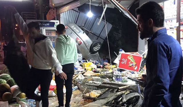 Otomobil markete daldı: 3 yaralı