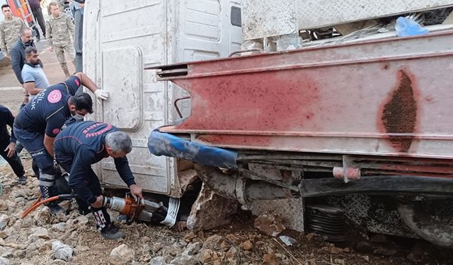 Beton pompasının devrilmesi sonucu 1 kişi ağır yaralandı