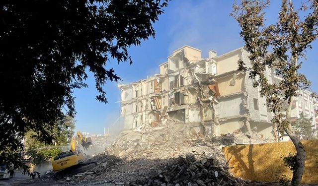 Kahramanmaraş'ta ağır hasarlı binaların yıkımı sürüyor