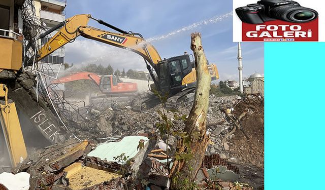 Kahramanmaraş’ta ağır hasarlı binaların yıkımı sürüyor