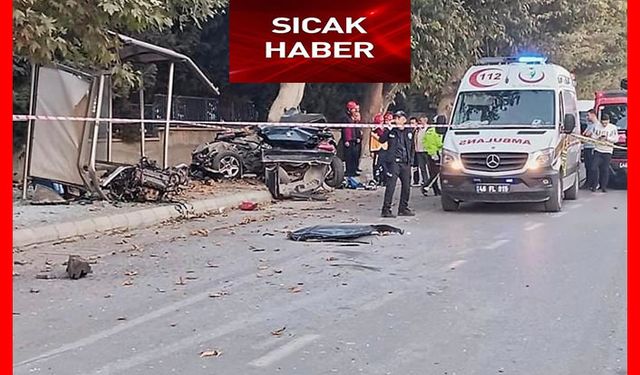 Önce ağaca sonra otobüs durağına çarpan otomobil paramparça oldu