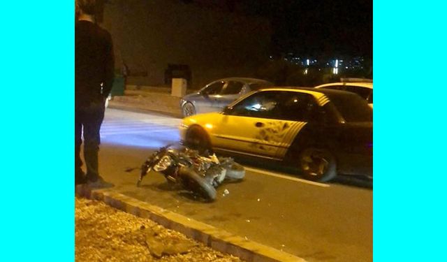 Refüje çarpan motosiklet sürücüsü öldü