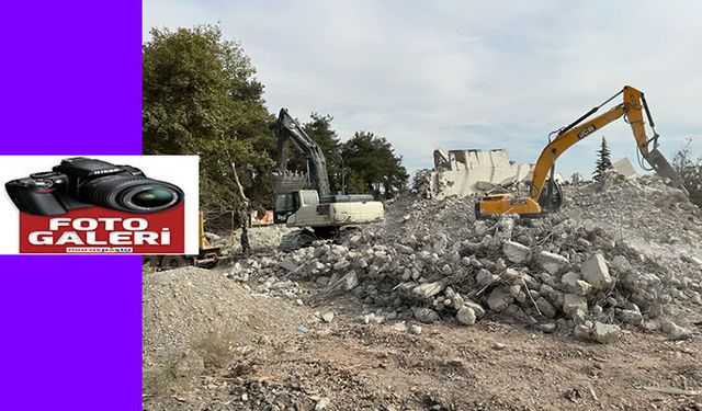 Türkoğlu’nda ağır hasarlı binaların yıkımı sürüyor