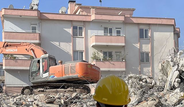 Ağır hasarlı binaların yıkımı sürüyor