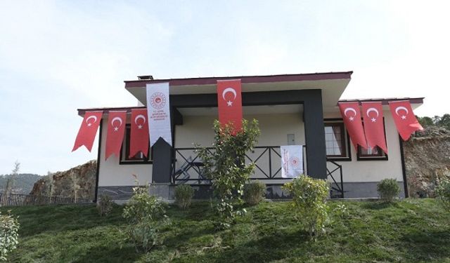 Şehit Özdemir'in ailesine evi teslim edildi