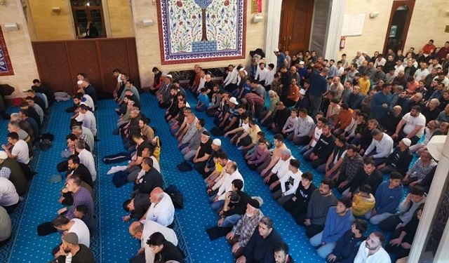 Abdulhamid Han Camii'nde 30 bin kişiyle Kadir Gecesi idrak edildi