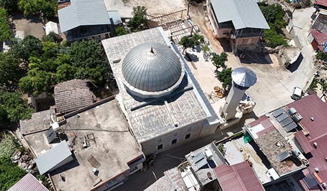Depremlerde hasar gördüğü için restore edilen cami ibadete açıldı