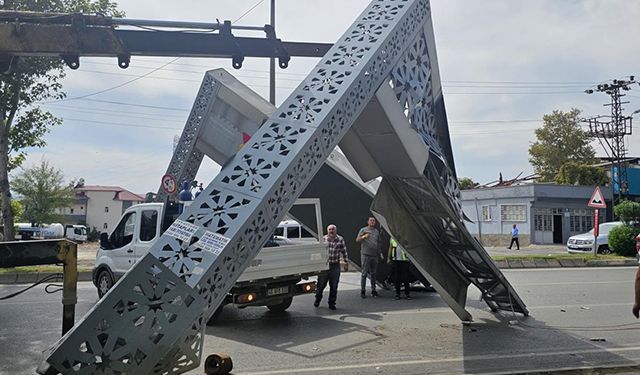 İş makinesi yön tabelalarını devirdi