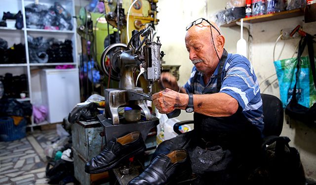 60 yıldır aynı dükkanda ayakkabı tamir ediyor