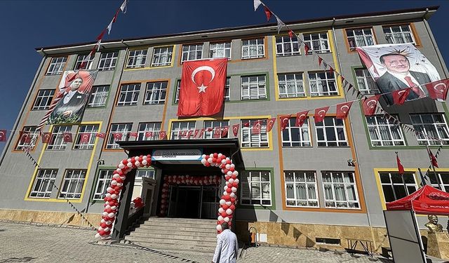 Depremde Yıkılanların Yerine 52 Okul Yapıldı