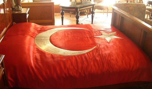 Atatürk Saygı ve Minnetle Anılacak