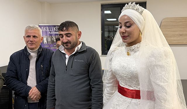 Karla kapanan yolda kalan gelin ve damat kurtarıldı