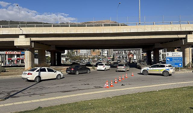 Fırtınada kopan elektrik kabloları yolu trafiğe kapattı