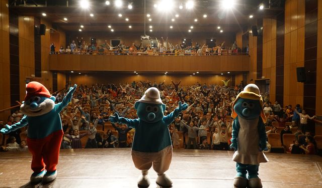 Çocuklar, Şirinler’le Masal Dünyasında Keyifli Bir Yolculuğa Çıktı