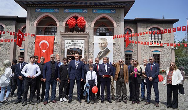 Zafer Partisinden 1. TBMM binası önünde basın açıklaması
