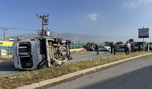 İşçi Servisi İle Otomobil Çarpıştı: 12 Kişi Yaralandı
