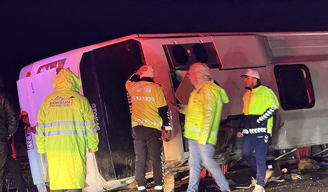 Göçmenleri Taşıyan Minibüs Devrildi, 1 Kişi Ölü, 22 Kişi Yaralandı
