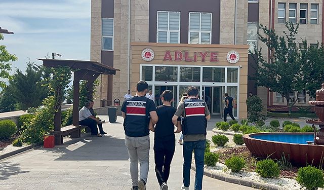 Motosikletin arkasına bağladığı köpeği metrelerce sürükledi