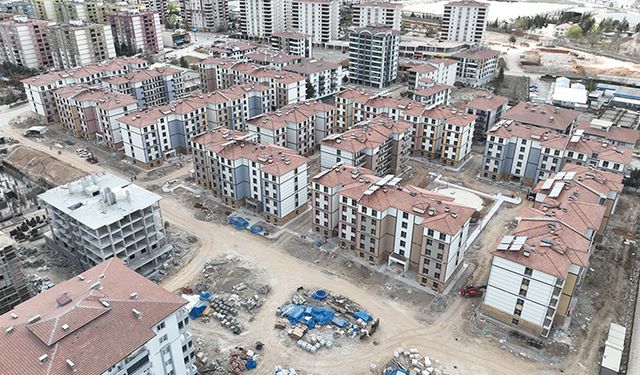 Malatya'da deprem konutlarının yapımı sürüyor