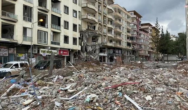 Enkazdan çıkan altınları zimmetine geçiren sanık hakkında dava açıldı