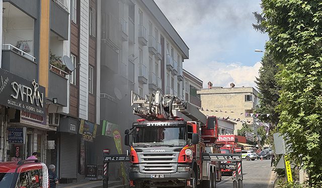 Mobilya mağazasında çıkan ve eve sıçrayan yangın söndürüldü