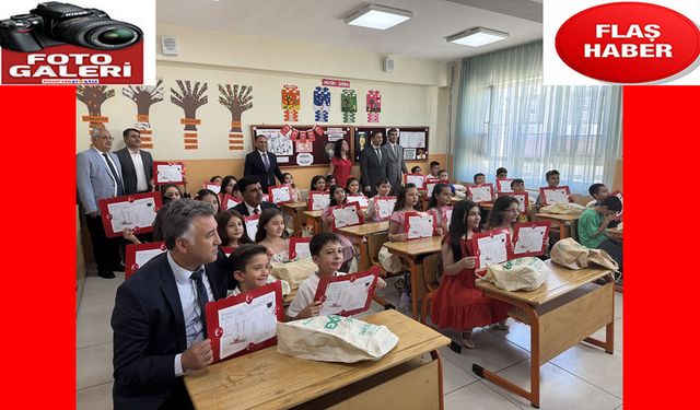 Deprem bölgesinde öğrenciler karnelerini aldı