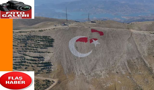 Zirveye Dev Türk Bayrağı ve İstiklal Madalyası İşleniyor
