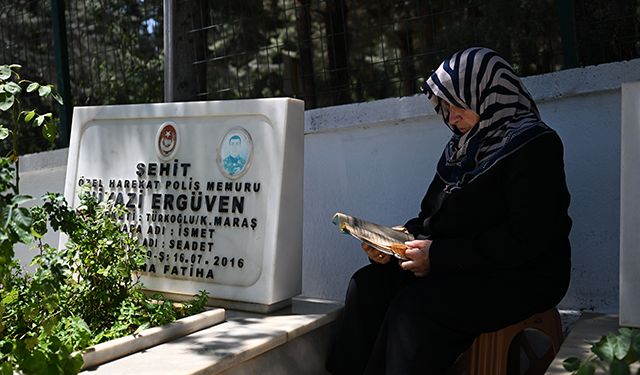 Silah arkadaşları şehit polisin annesini 9 yıldır yalnız bırakmıyor