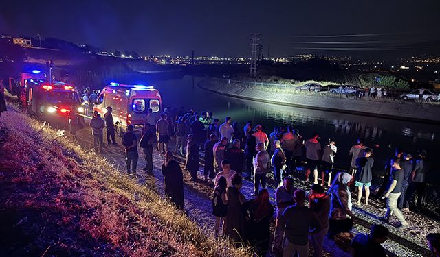 Sulama Kanalına Devrilen Otomobildeki Baba Ve Oğlu Öldü