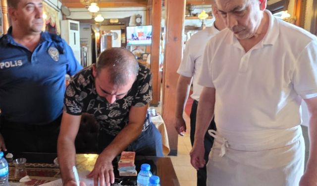 İşçilerin bulduğu içinde para bulunan çanta sahibine teslim edildi