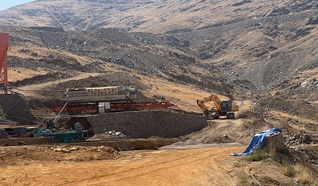 Kamyonet ile inşaat malzemesi arasında kalan kişi öldü