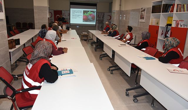 Türk Kızılay, depremzede çiftçilere çilek bahçesi kuracak