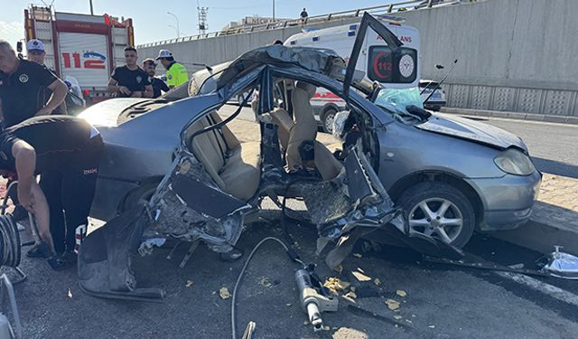 Aydınlatma Direğine Çarpan Otomobildeki 3 Kişi Yaralandı