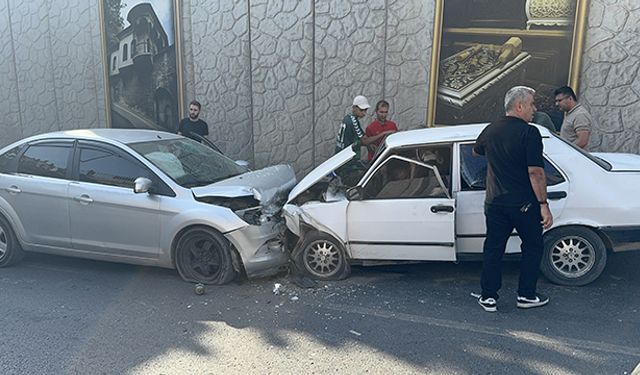 İki Otomobilin Çarpıştığı Kazada 3 Kişi Yaralandı