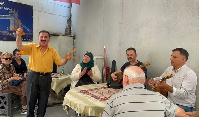 Depremzede kadın çay ocağında "müzikle" moral buluyor
