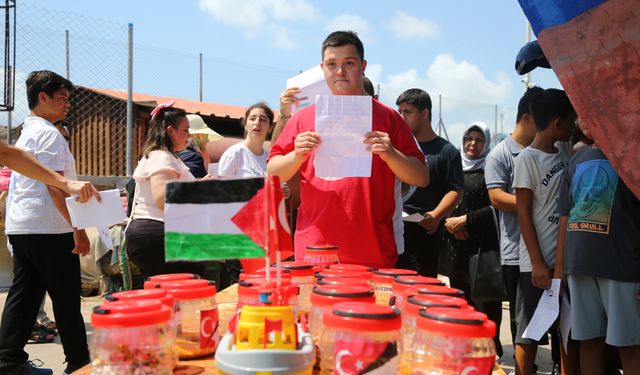 Adana'da özel gereksinimli çocuklar, Gazze'deki akranları için yazdıkları mektupları denize bıraktı