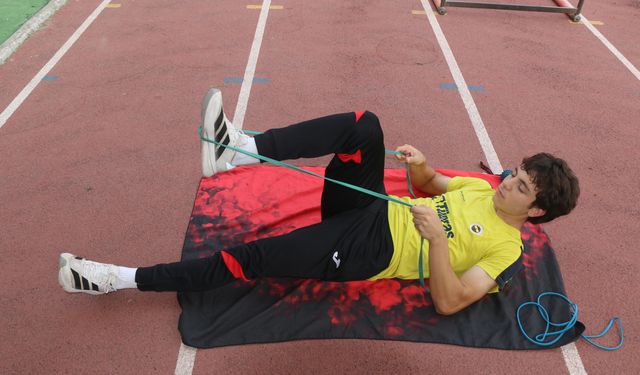 Antrenör annesinin yönlendirmesiyle atletizme başlayan genç, hayalini kurduğu milli formayı giydi