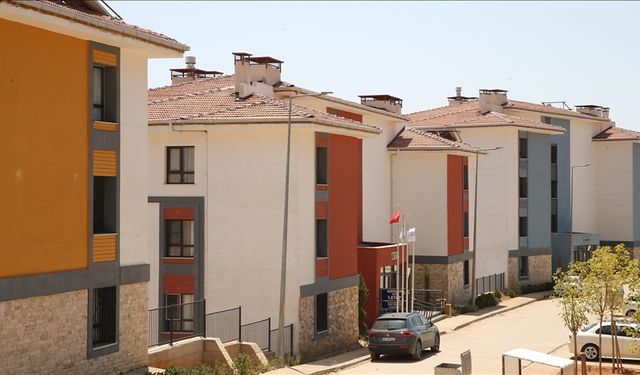 "Asrın felaketi"nden etkilenen ilçede yaşam başladı