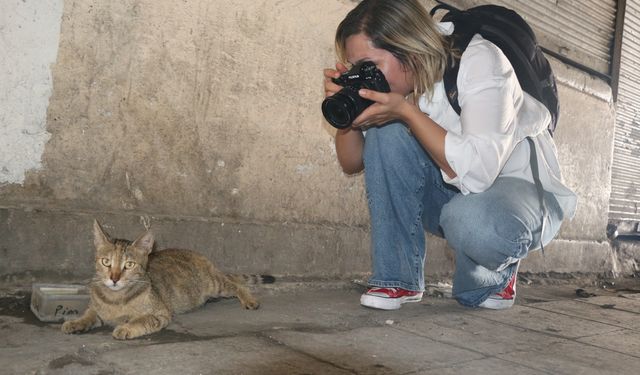 Sokak fotoğrafı tutkunu hemşire makinesini yanından ayırmıyor