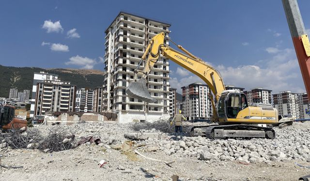 Ağır hasarlı binaların yıkımı sürüyor