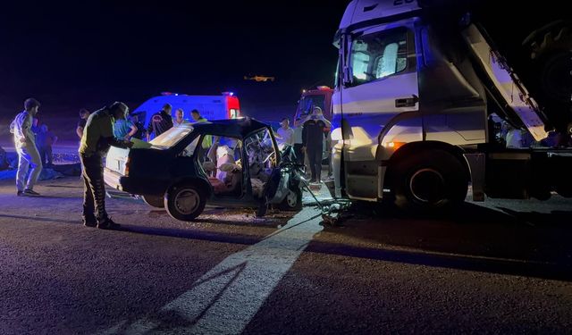 Tır ile otomobilin çarpıştığı kazada 3 kişi öldü