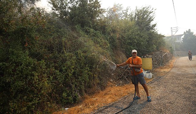 Deprem mağdurları yangını söndürmek için ekiplere yardım ediyor