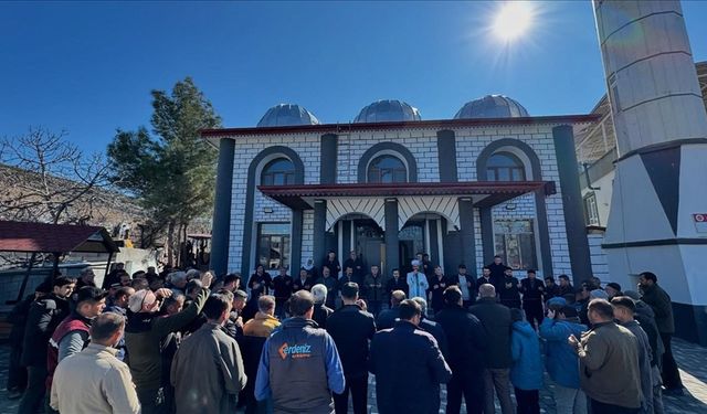 Depremde yıkılan cami yeniden yapılarak ibadete açıldı