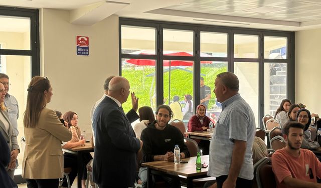 Bakan, Yeni Eğitim-Öğretim Yılının İlk Gününde Öğrencilerle Buluştu