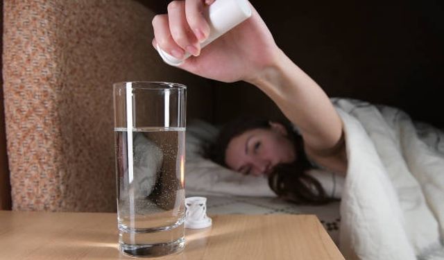 Uyumadan hemen önce su içmek iyi mi, kötü mü?