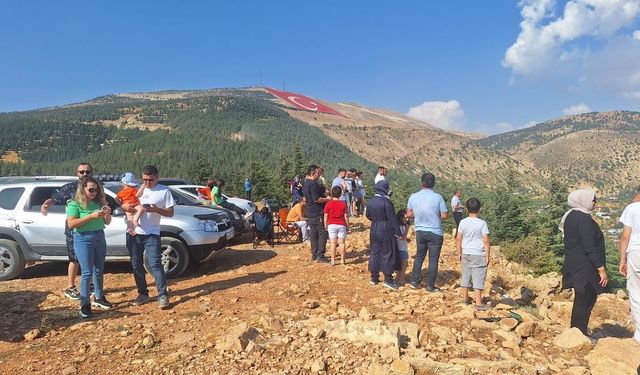 Savaşan Şahinler, Dünyanın En Büyük Türk Bayrağını gösteri uçuşuyla selamladı