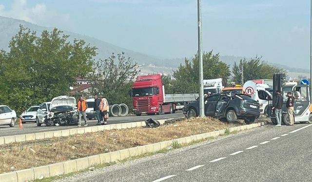 İki Otomobilin Çarpıştığı Kazada 2 Kişi Yaralandı