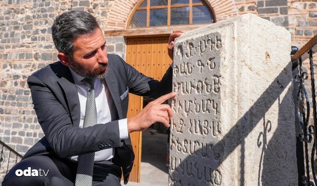İnşaatta iş makinesinin kepçesine takılan mezar kapağı incelenecek