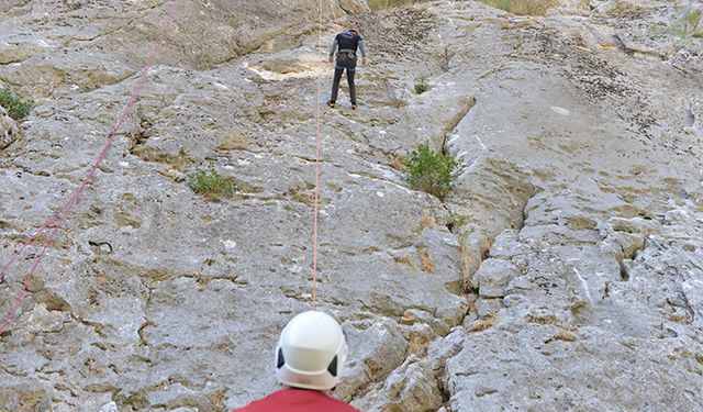 Büyükşehir İtfaiyesi’nden Dağcılık ve Yüksekten Kurtarma Eğitimi
